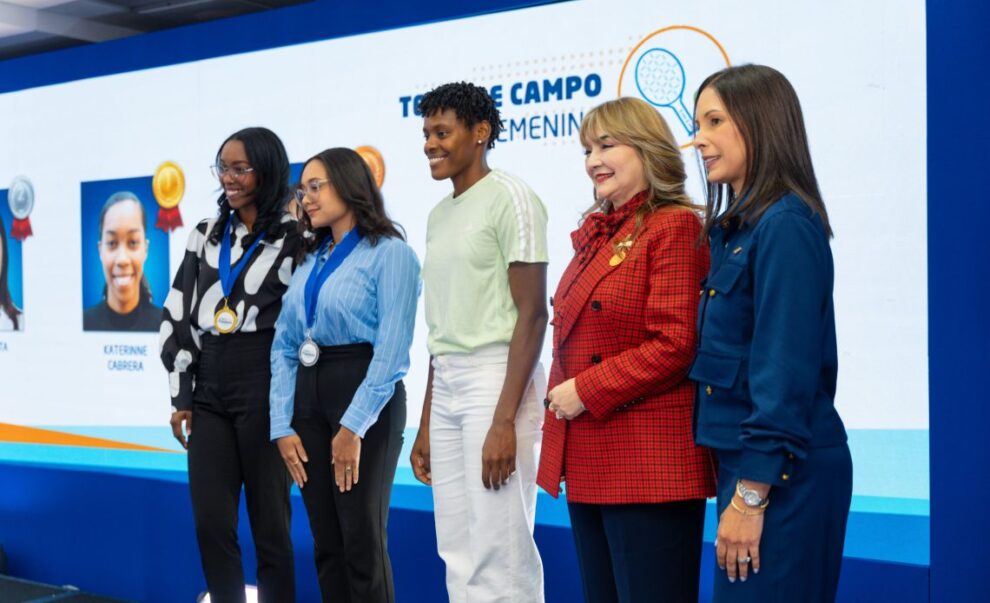 Popular celebra los éxitos deportivos de Marileidy Paulino con empleados y clientes