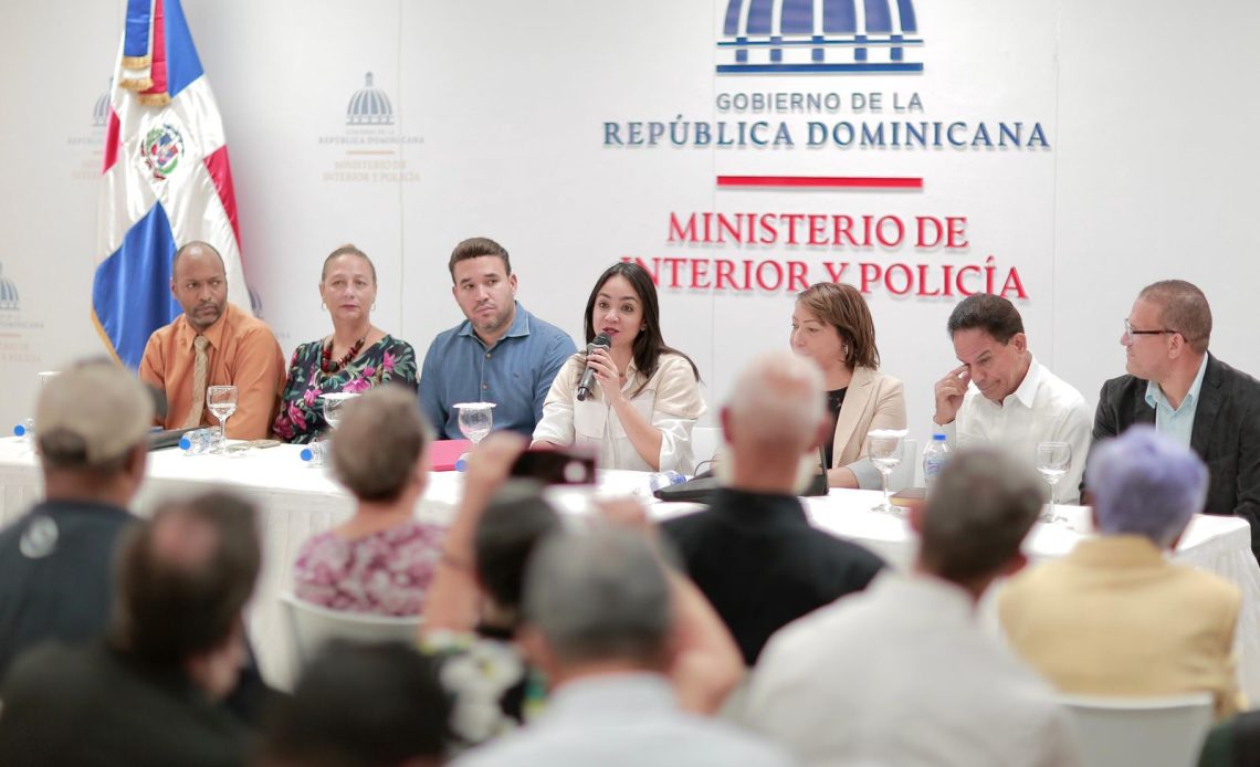 Faride Raful recibe denuncias de infracciones legales en el Gran Santo Domingo