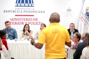 Faride Raful recibe denuncias de infracciones legales en el Gran Santo Domingo