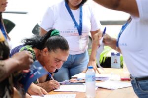 Supérate junto a otras entidades entregan 1,500 tarjetas de Bono Luz en Samaná