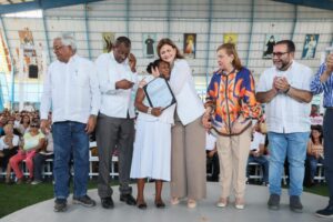 Raquel Peña entrega 64 apartamentos y 850 títulos de propiedad en La Vega