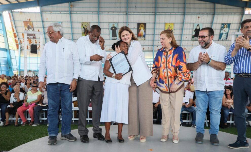 Raquel Peña entrega 64 apartamentos y 850 títulos de propiedad en La Vega