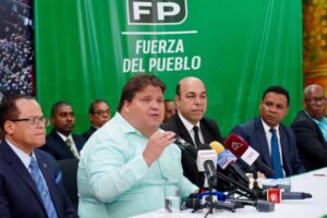 Carlos Pimentel ahora podrá licitar y fiscalizar sus propias licitaciones, advierte FP
