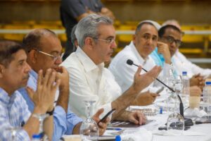 Abinader se reúne con organizaciones comunitarias en SPM y destaca proyectos claves para desarrollo de la provincia