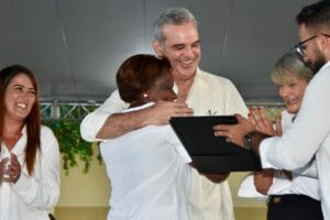 Presidente Abinader entrega 394 nuevos certificados de título de propiedad en SPM