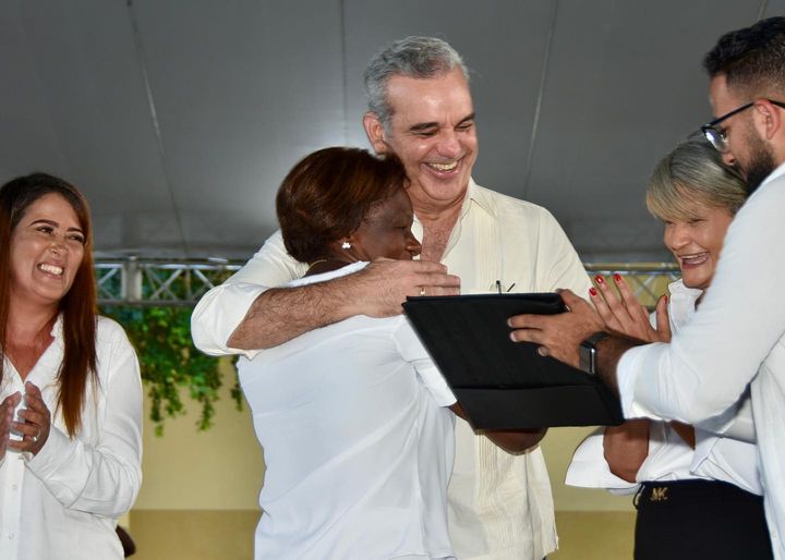 Presidente Abinader entrega 394 nuevos certificados de título de propiedad en SPM