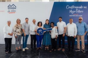 Vicepresidenta entrega 12 nuevas viviendas a familias de San Cristóbal