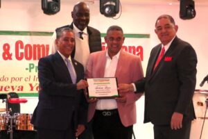 Prensa y Comunidad Hispana, en la persona de su presidente, el periodista Ramón Mercedes, reconoce a Roberto Rojas por sus aportes a la comunidad en Nueva York.