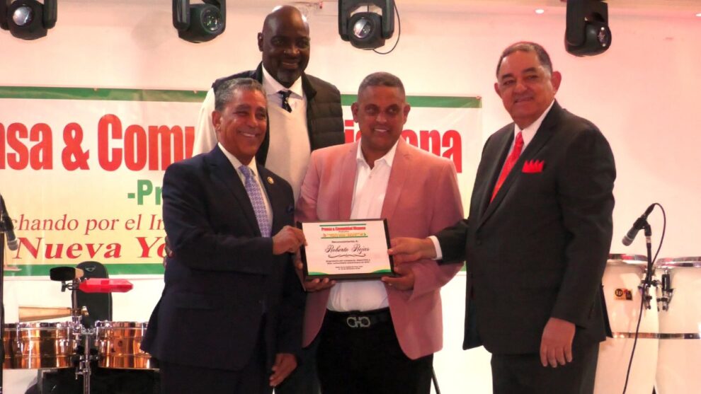 Prensa y Comunidad Hispana, en la persona de su presidente, el periodista Ramón Mercedes, reconoce a Roberto Rojas por sus aportes a la comunidad en Nueva York.