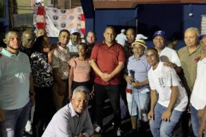 VIDEO: Roberto Rojas encabeza fiesta navideña en La 40 con cenas y regalos para cientos de niños