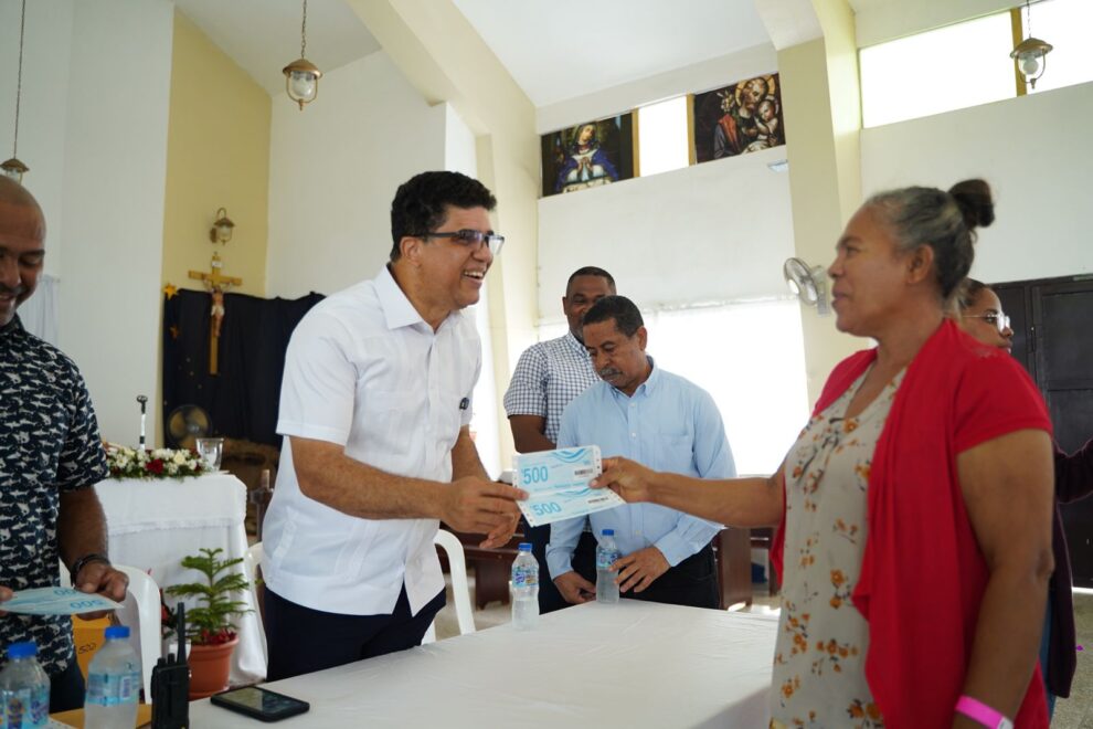 Dío Astacio entrega bonos a familias vulnerables en iglesias católicas de SDE