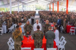 Presidente Abinader almuerza con miembros del ERD y PN