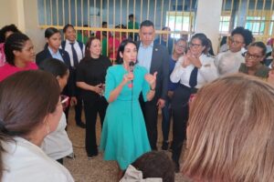 Raquel Arbaje lleva alegría navideña a Najayo Mujeres