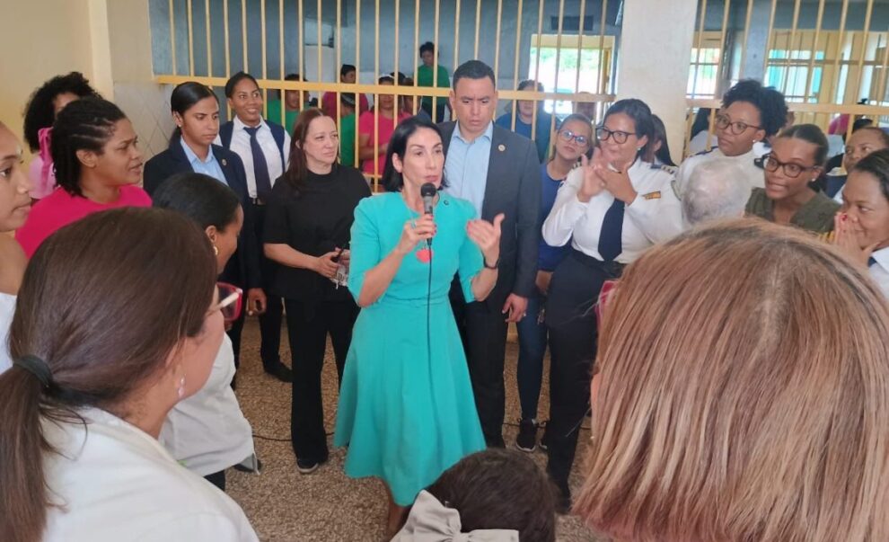 Raquel Arbaje lleva alegría navideña a Najayo Mujeres