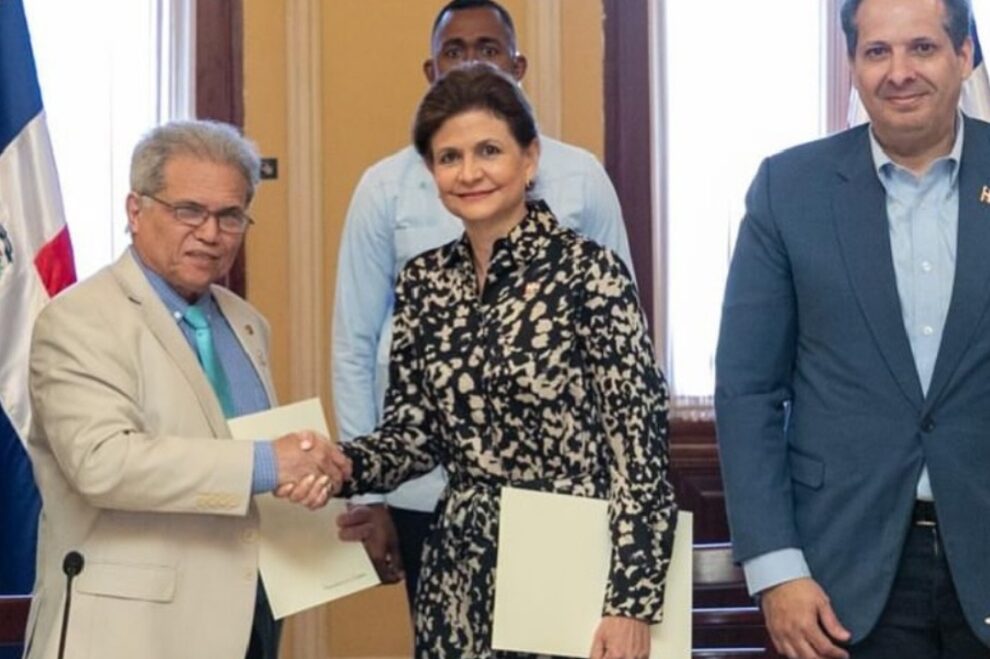 Raquel Peña firma acuerdo entre el Gobierno y el Colegio Médico Dominicano