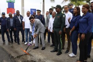 Ayuntamiento de Santo Domingo Este y Grupo Ramos dan primer picazo para solución definitiva del charco Av. charles de Gaulle frente a la Sirena