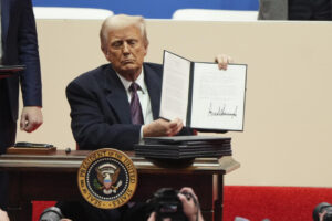 Un juez federal bloquea la orden de Trump de acabar con la ciudadanía por nacimiento
