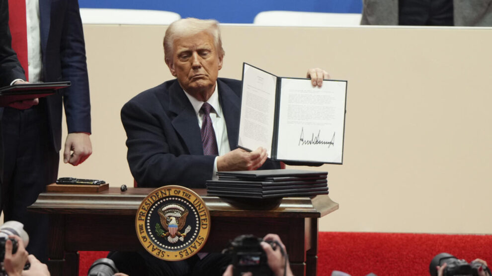 Un juez federal bloquea la orden de Trump de acabar con la ciudadanía por nacimiento