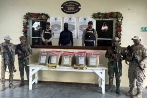 Varios individuos emprenden la huida y abandonan 200 libras de presunta marihuana