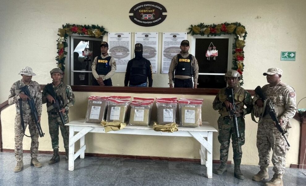 Varios individuos emprenden la huida y abandonan 200 libras de presunta marihuana