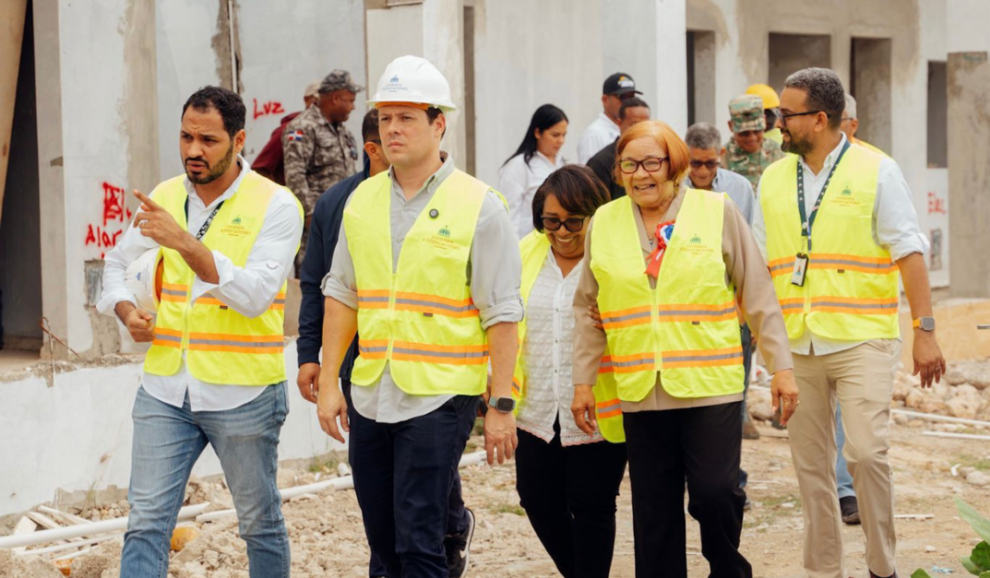 Bonilla supervisa avances en construcción de centros penitenciarios en San Juan y Barahona