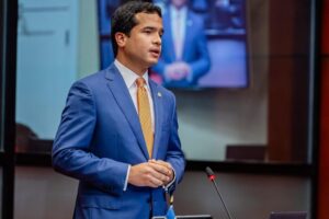 Omar Fernández celebra aprobación de su primera ley en el senado