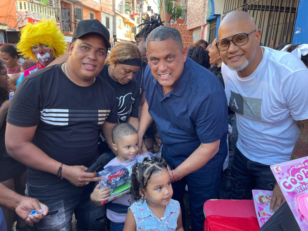 VIDEO: Roberto Rojas entrega cientos de juguetes en el Ensanche Capotillo llevando alegría en el Día de Reyes