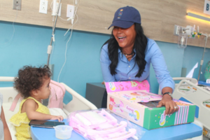 Viceministra de la Presidencia lleva alegría a niños en el Día de los Santos Reyes