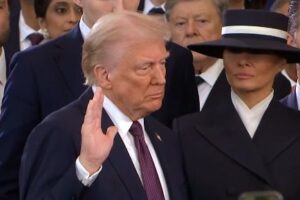 Con su mano izquierda sobre la biblia, Donald Trump se juramenta como presidente de EE.UU.
