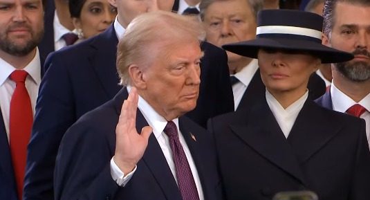 Con su mano izquierda sobre la biblia, Donald Trump se juramenta como presidente de EE.UU.