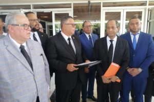 Ex presidentes del CARD depositan querella contra la fiscal Esther Sánchez, por arresto ilegal de los abogados Johnny Roberto Carpio y Eduard Morel.
