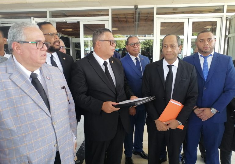 Ex presidentes del CARD depositan querella contra la fiscal Esther Sánchez, por arresto ilegal de los abogados Johnny Roberto Carpio y Eduard Morel.