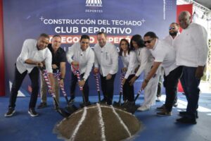 Kelvin Cruz y José Paliza dan inicio construcción techados en Puerto Plata