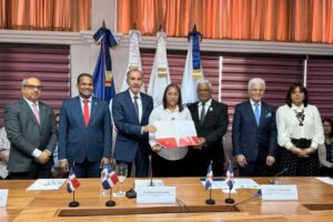 MESCyT y UASD entregan becas a Bienes Nacionales para capacitar a colaboradores en programas de maestrías