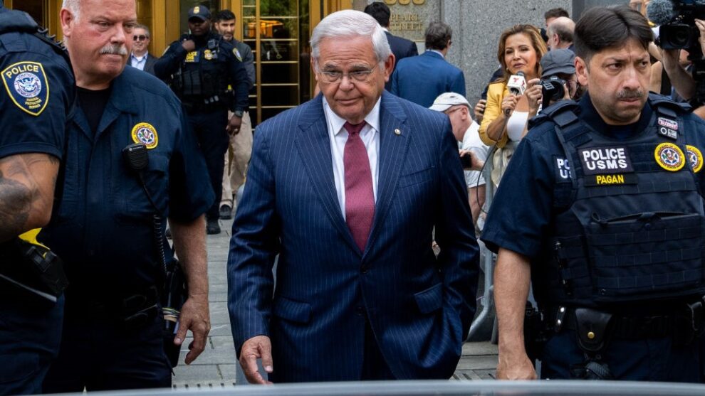 El exsenador Bob Menéndez es sentenciado a 11 años de prisión por soborno y corrupción en NY