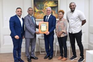 Reconocen a Ricardo de los Santos por aportes a apertura a la prensa, méritos legislativos y contribuir en desarrollo de RD