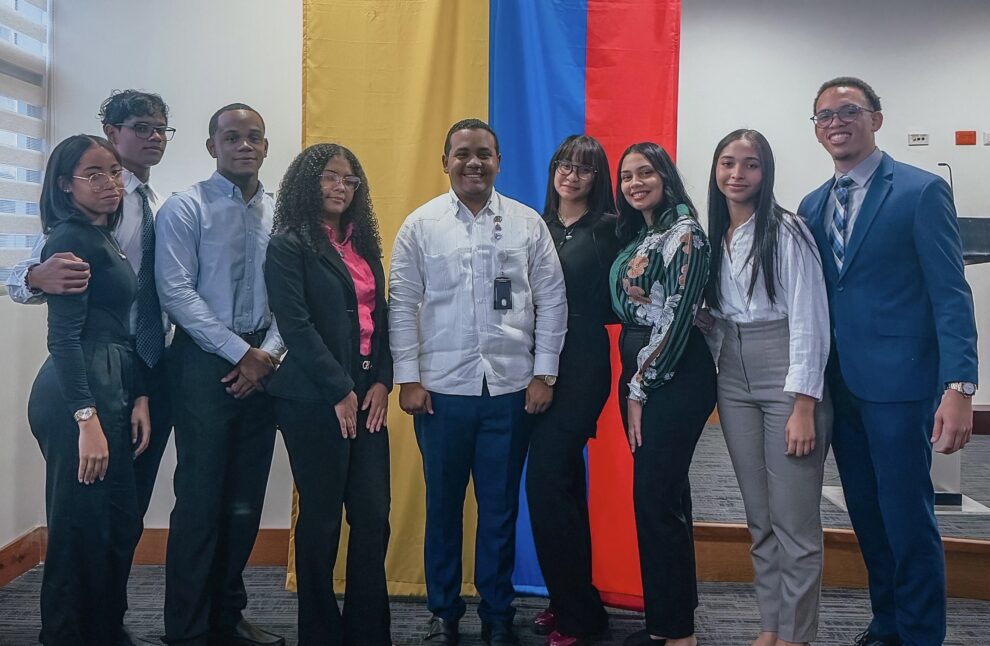 Jóvenes de Santo Domingo Este se reúnen en la Embajada de Colombia para impulsar proyectos de desarrollo diplomático y social