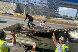 Alcaldía del DN recupera espacios públicos en el km 9 de la autopista Duarte