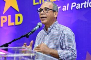 Cada dominicano que tiene una cédula debe RD$300,000 por política de endeudamiento, según Bichara