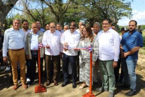 Agricultura entregan lote de 21 km. de caminos interparcelarios rehabilitados en Navarrete, Santiago