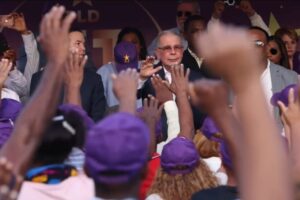 Danilo Medina juramenta a exdirigentes de la Fuerza del Pueblo en La Caleta