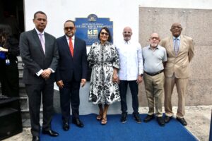 INDOTEL renombra edificio del Centro Cultural como “René del Risco Bermúdez” y develiza tarja en su honor