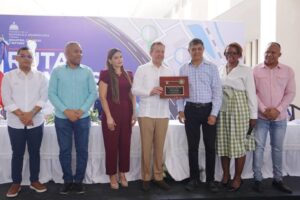 Alcalde de SDO reconoce al ministro Ito Bisonó con la entrega de la Llave de la Ciudad por sus aportes al desarrollo de Mipymes