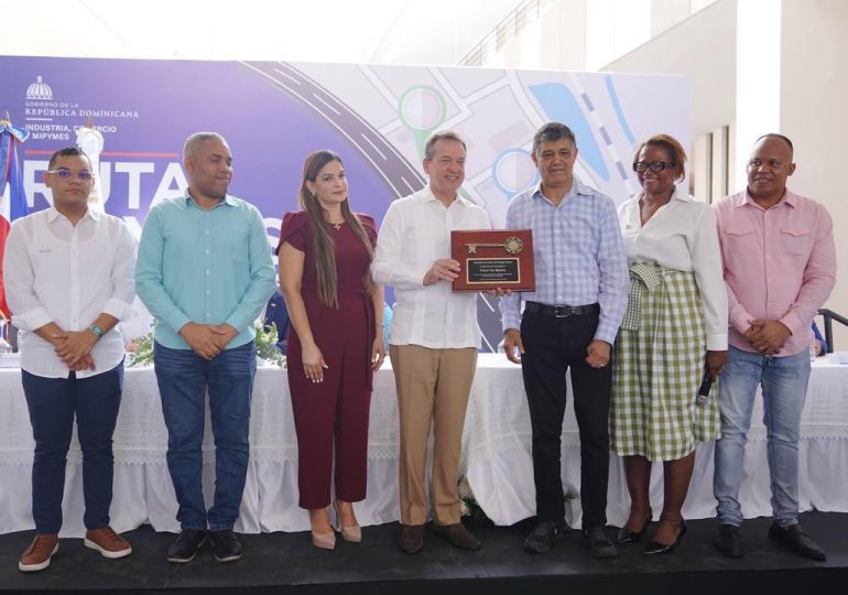 Alcalde de SDO reconoce al ministro Ito Bisonó con la entrega de la Llave de la Ciudad por sus aportes al desarrollo de Mipymes