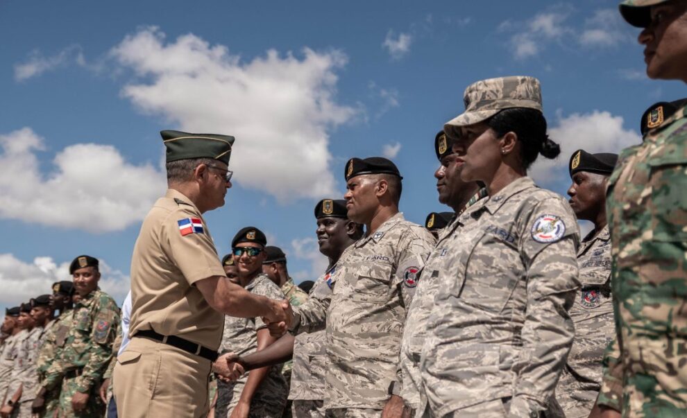 Ministro de Defensa felicita a tropas por participación en el Desfile Militar del 27 de Febrero