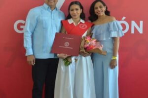 Evelyn García de Astacio celebra con orgullo la graduación Summa Cum Laude de su hija Daniela, fruto de su unión con el alcalde Dío Astacio