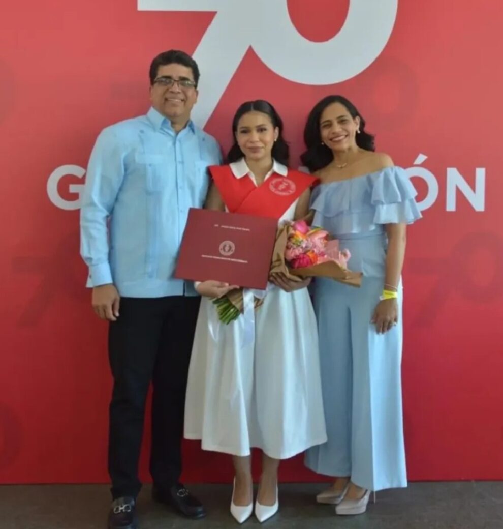 Evelyn García de Astacio celebra con orgullo la graduación Summa Cum Laude de su hija Daniela, fruto de su unión con el alcalde Dío Astacio