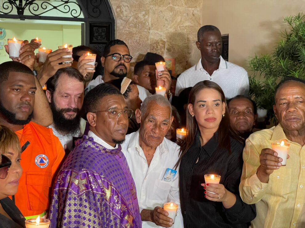 Alcaldesa Betty Gerónimo encabeza jornada de oración por víctimas de la tragedia del Jet Set en Santo Domingo Norte