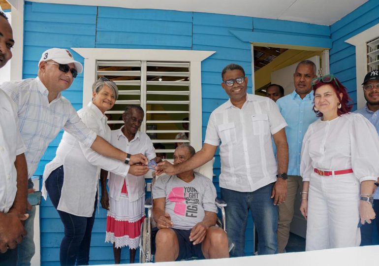 Propeep entrega vivienda remozada a envejeciente de 72 años que perdió su hogar en un incendio en Los Llanos