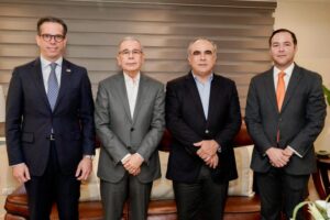 Danilo Medina y Johnny Pujols reciben a líderes del CONEP
